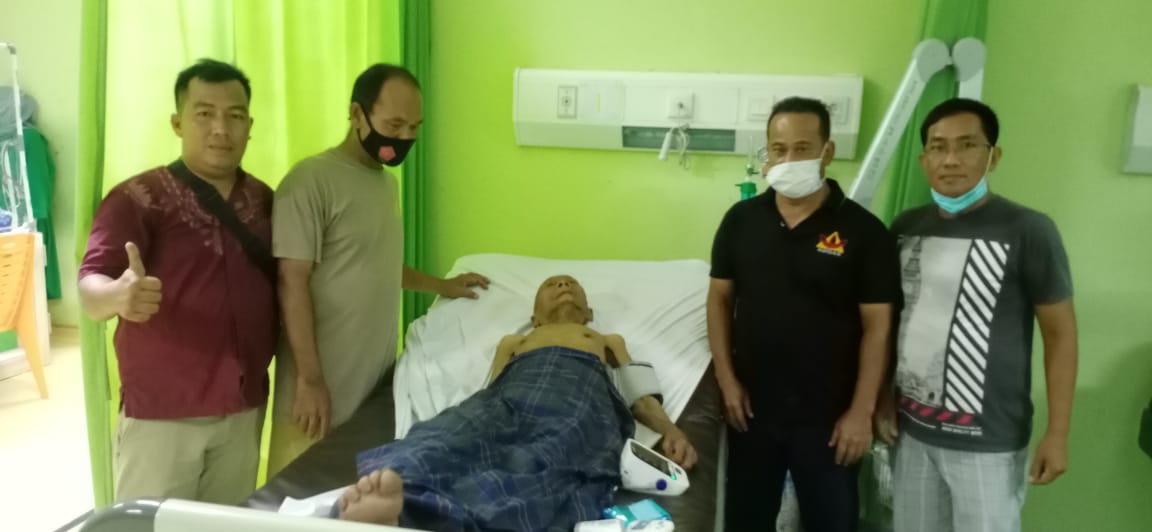 Lurah dan Bhabinkamtibmas Pematang Reba Kehilangan Kakek Salim yang dirawat di RSUD Indrasari