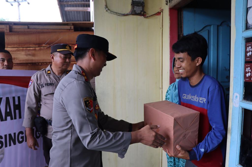 Jumat Barokah, Kapolres Kuansing Bagikan Sembako Kepada Warga Lansia Dan Kurang Mampu