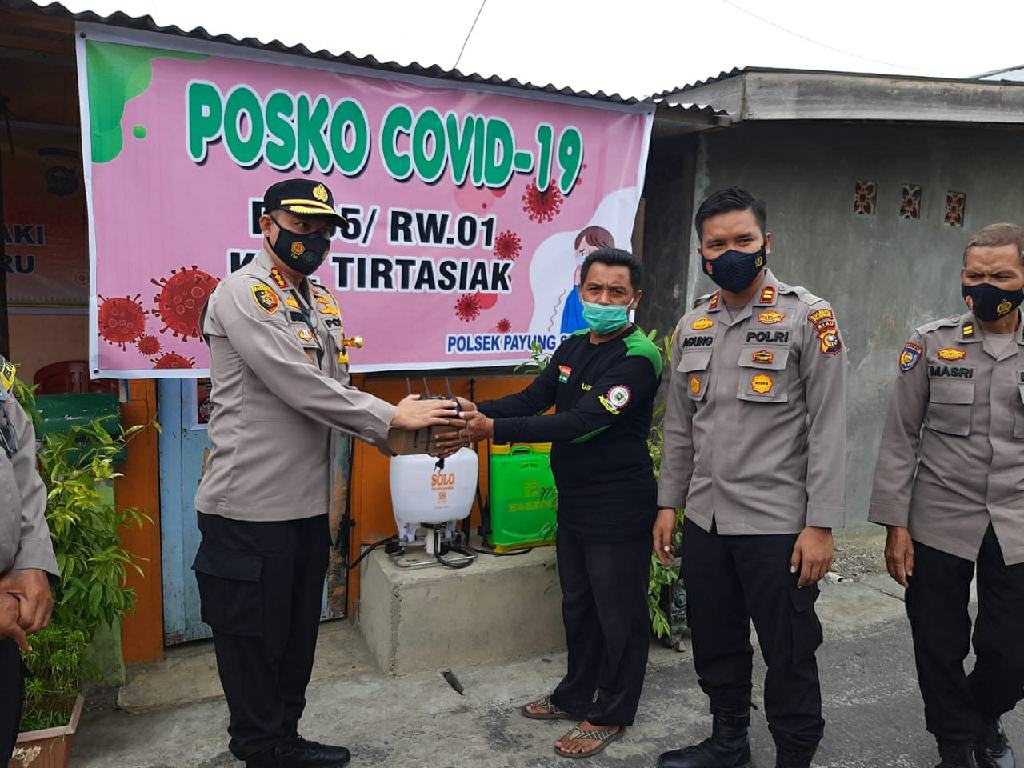 Sambangi Kampung Tangguh dan Pos COVID-19, Kapolresta Pekanbaru Bagikan Masker 
