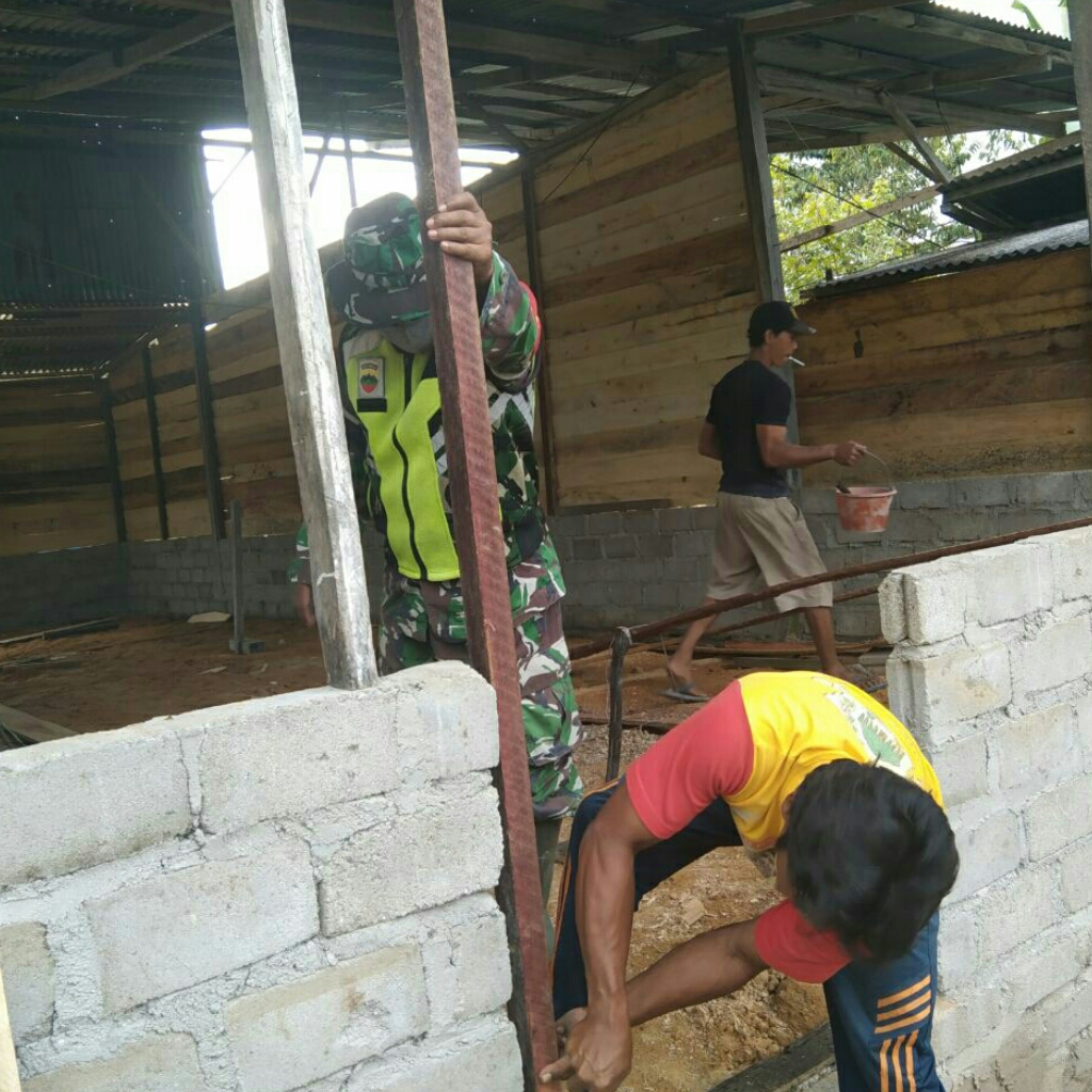 Tingkatkan Ekonomi Warga, Babinsa Bantu Buat Warung