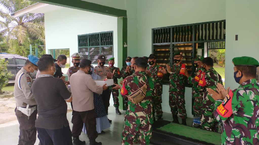 Personel Polsek Tapung Beri Surprise HUT TNI ke-76 Untuk Anggota Koramil 16 Tapung