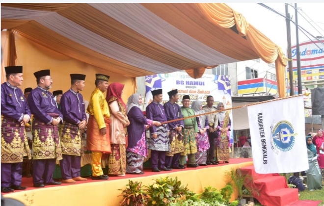 Bupati Kasmarni Dampingi Wakil Lepas Pawai ta'aruf MTQ Kabupaten Bengkalis.