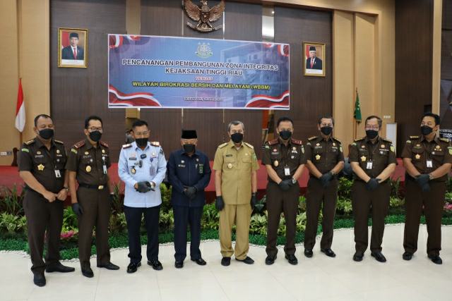 Kakanwil Jahari Sitepu Saksikan Pencanangan ZI Menuju WBBM Kejati Riau