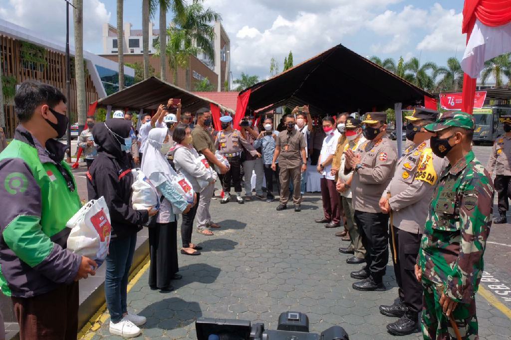 Wakapolri Berikan Bansos Untuk Masyarakat Saat Tinjau Vaksin Center RS Bhayangkara Riau