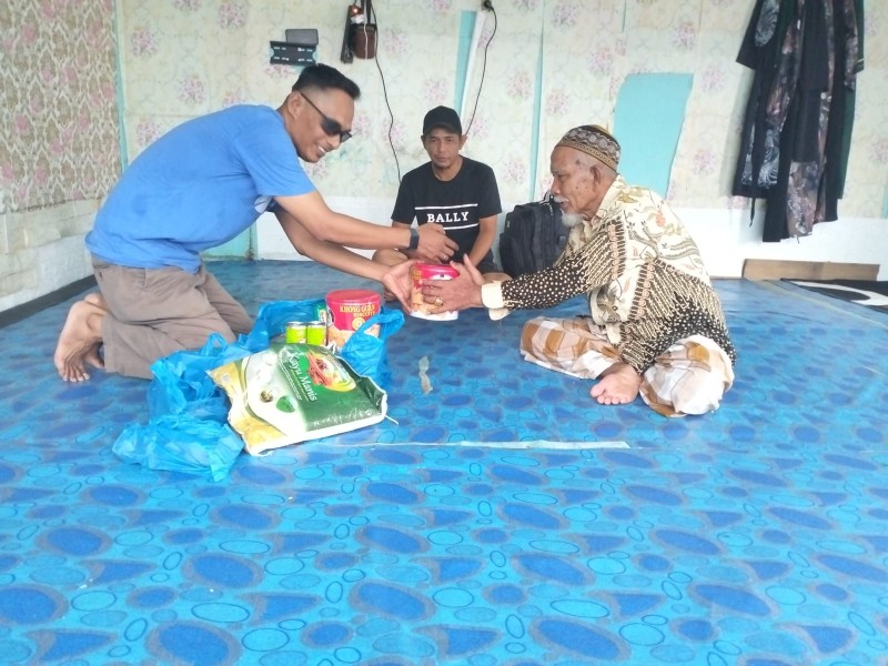 Lurah Tagaraja Bersama Staf Salurkan Bantuan untuk Korban Kebakaran