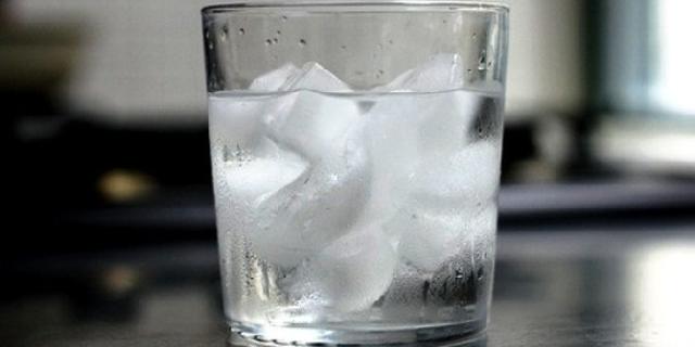 Apa benar keseringan minum air es bikin tubuh cepat gemuk?