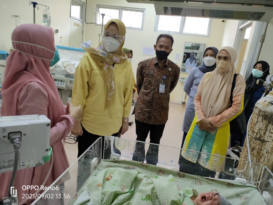 Bayi Lahir Tidak Normal di RSUD Teluk Kuantan, Istri Bupati Langsung Menjenguk
