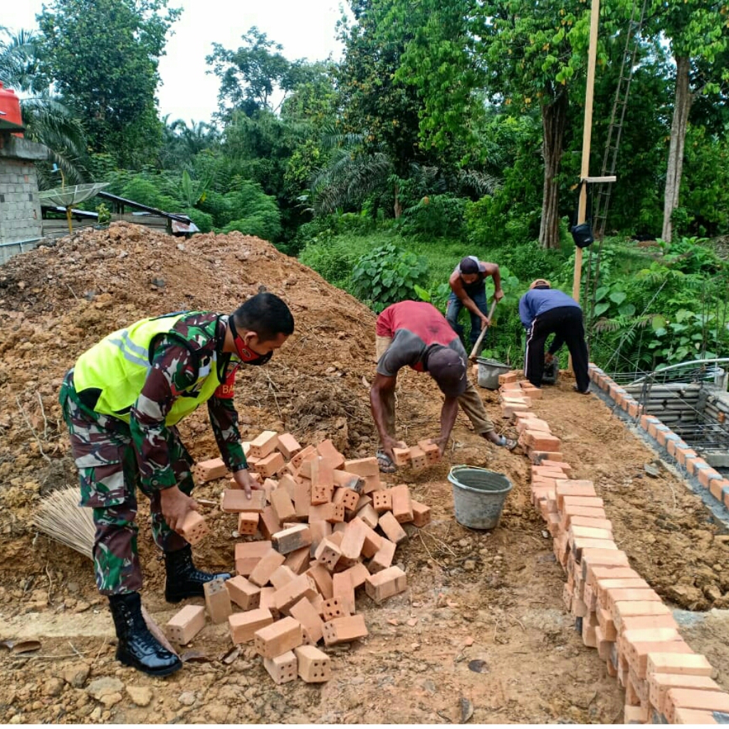 Tingkatkan Hubungan Teritorial, Babinsa Koramil 03-Seberida Goro Bangun Rumah Warga