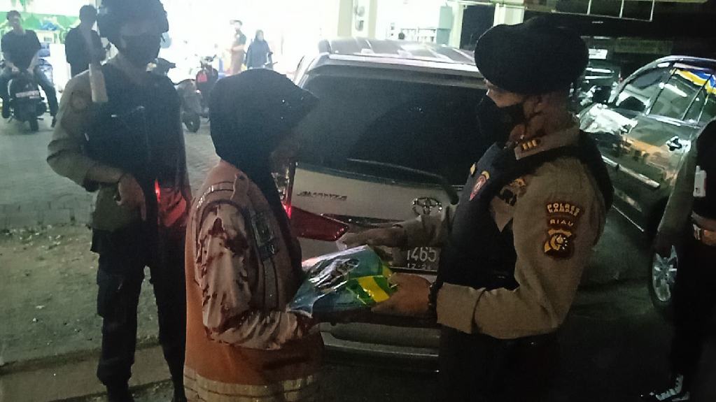 Peduli, Tim Tembak Polres Kampar Berbagi Sembako Ramadhan