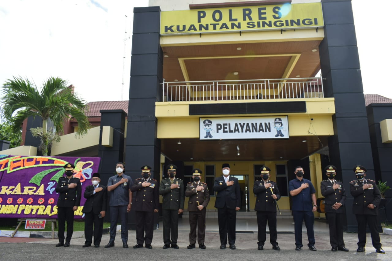 Hadiri Upacara HUT Bhayangkara, Bupati Apresiasi Capaian Polres Kuansing
