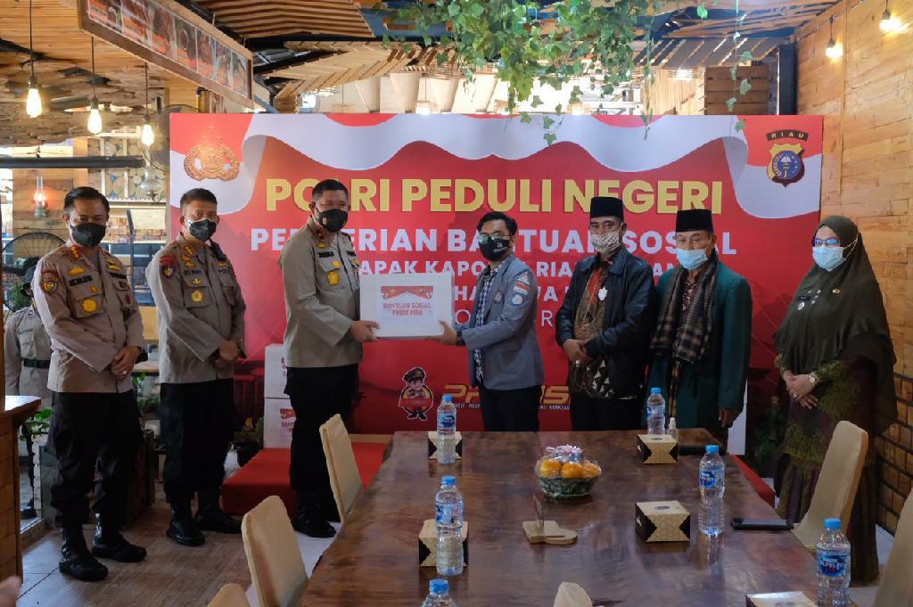 Polri Peduli Negeri, Polda Riau Bersama BEM se-Riau Gelar Bakti Sosial di Rumbai