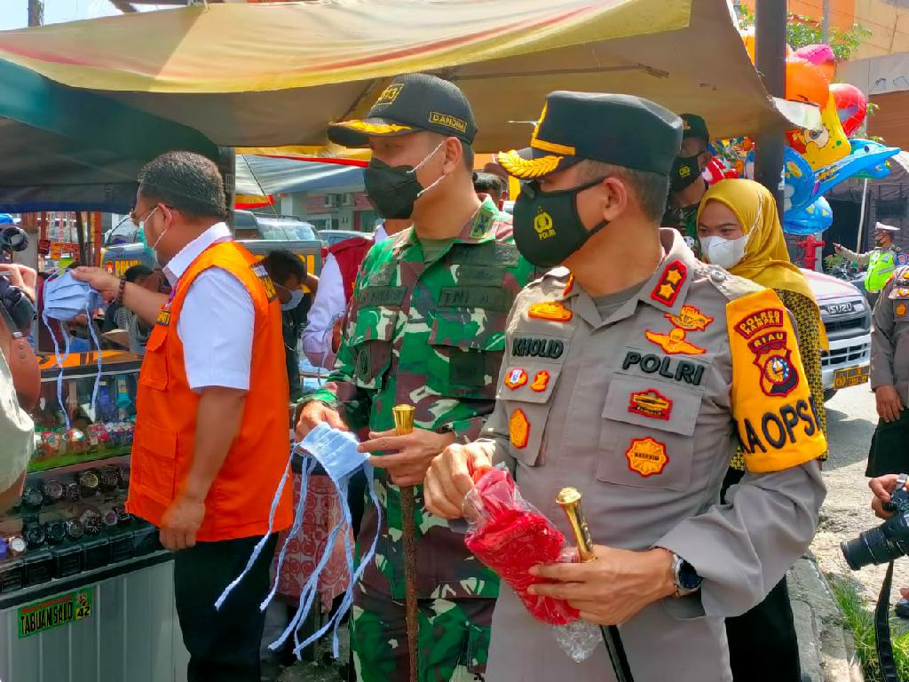 Forkopimda Kabupaten Kampar Bagikan Masker untuk Masyarakat di Kawasan Plaza Bangkinang