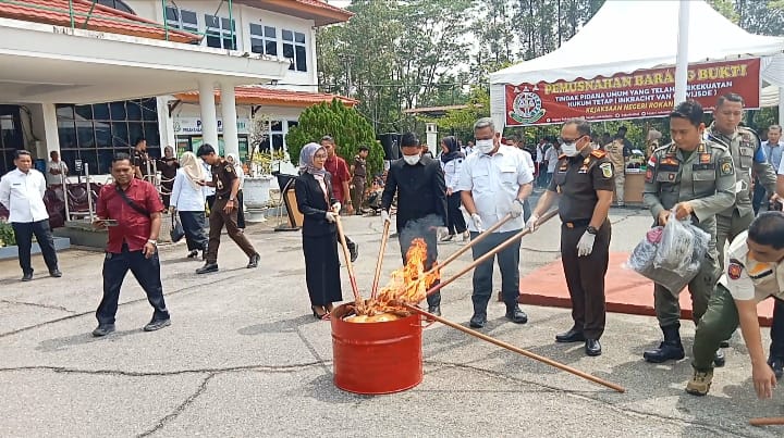 Kejari Rokan Hulu Musnahkan Barang Bukti 72 Perkara, Mayoritas Narkotika