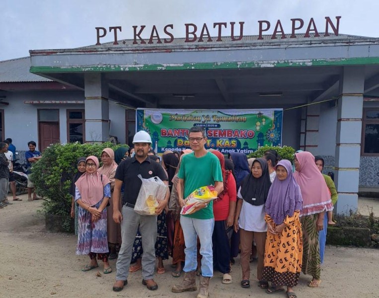 PKS PT KAS Batu Papan Salurkan 200 Paket Sembako untuk Warga di Bulan Ramadan