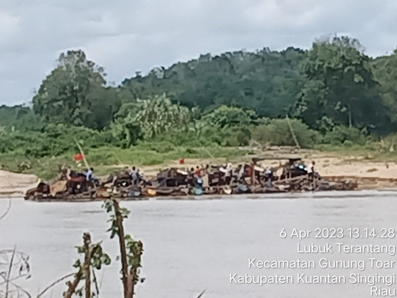 Puluhan Rakit PETI Beraktifitas Di Desa Lubuk Terentang, Polsek Kuantan Mudik Di minta Tertibkan Kembali