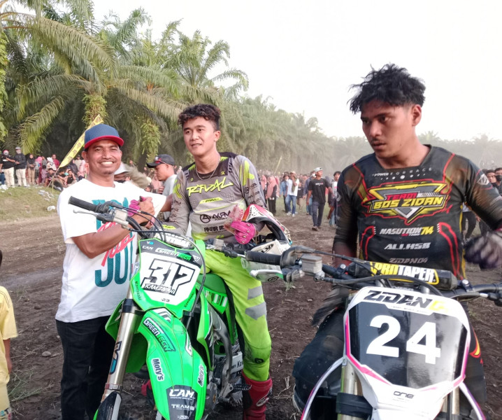 Saksikan Balapan Motor Cross, Ribuan Warga Padati Sirkuit Batang Kumu
